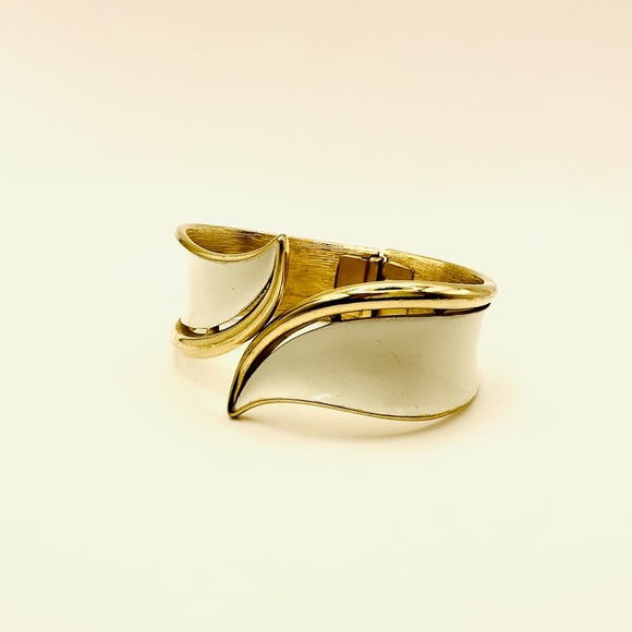 Vintage Retro Crown Trifari Enamel Hinged Cuff Bracelet in Gold & White - Picture 2 of 5